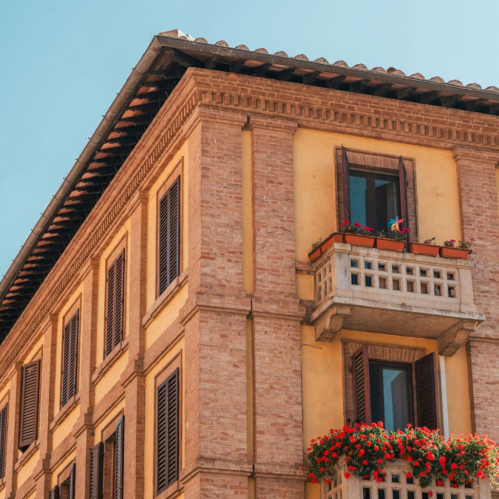 Casa in mattoncini grigi con balconcino