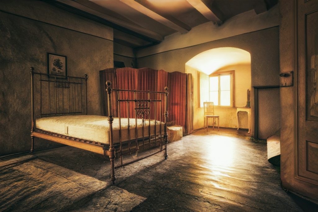 Letto di ottone in una camera grande 