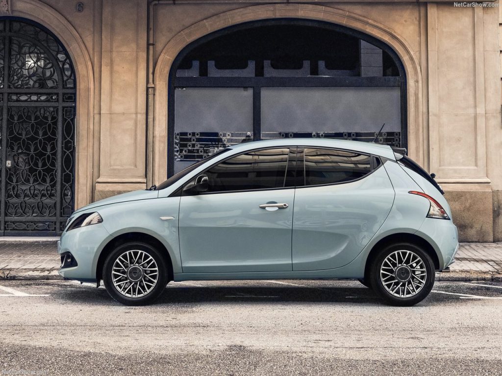 Lancia Ypsilon azzurra