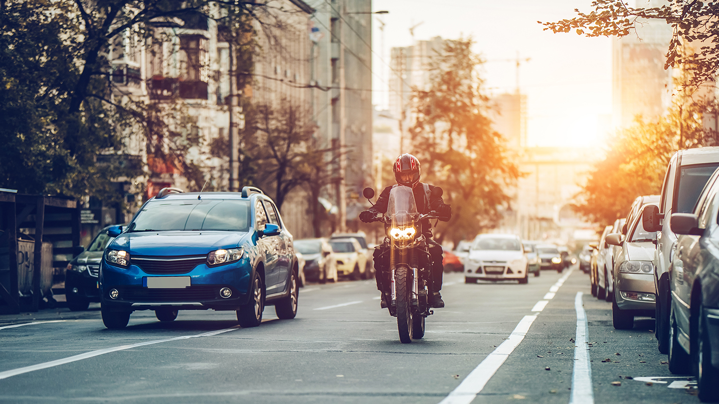 auto e moto su strada urbana