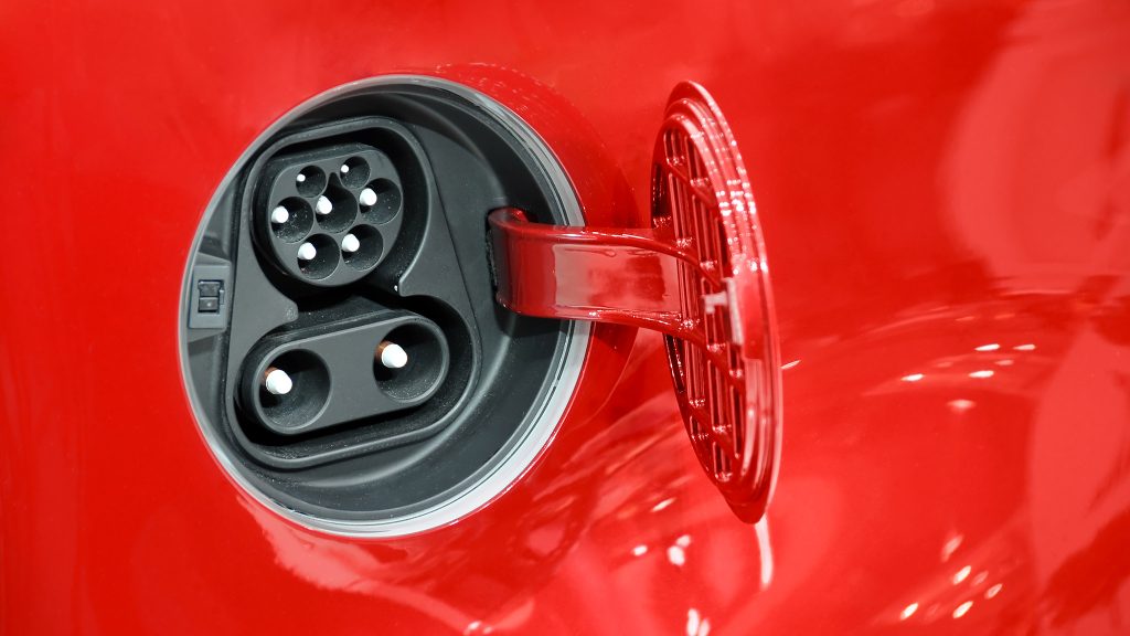 Dettaglio ricarica auto elettrica rossa