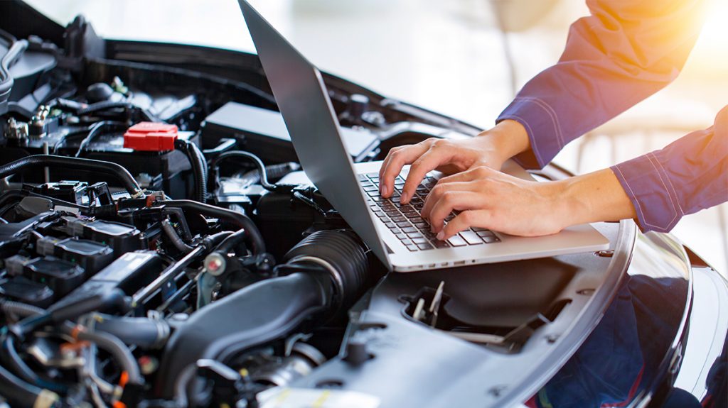 persona con computer per rimappatura centralina