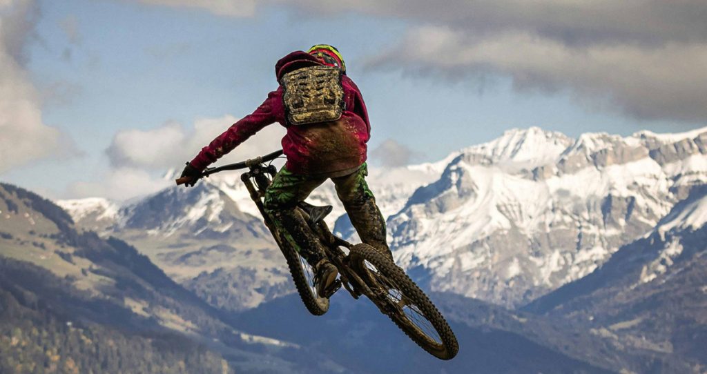 evoluzione con bici da cross in montagna