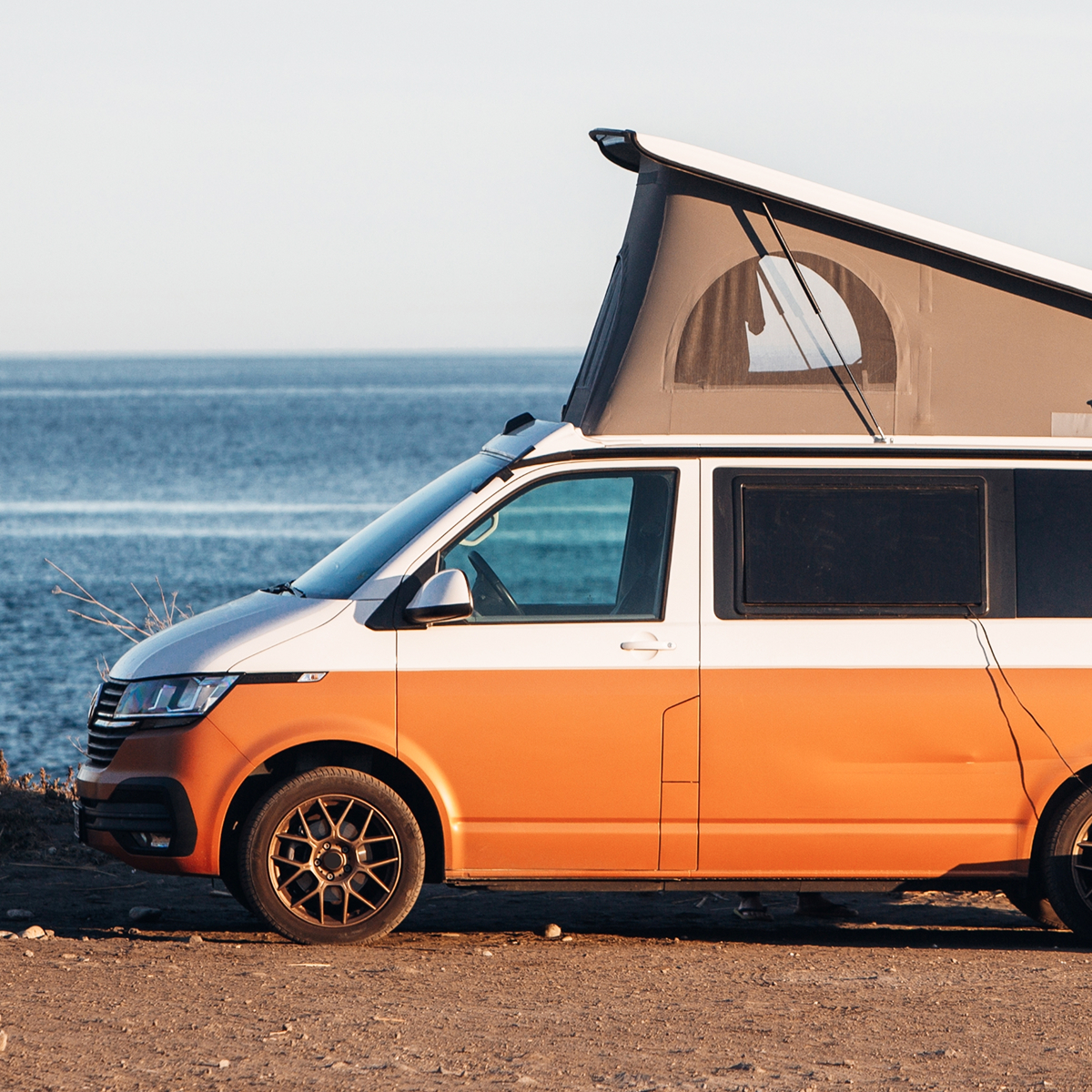 camper davanti al mare