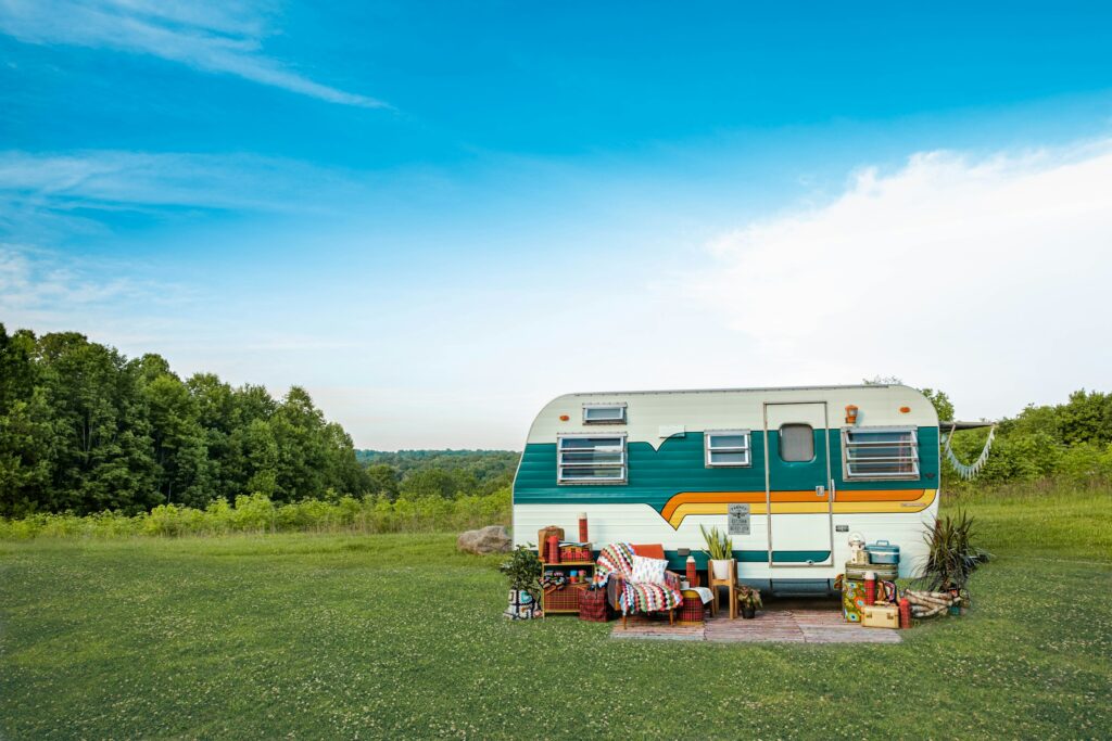 Caravan coloratoin mezzo al verde