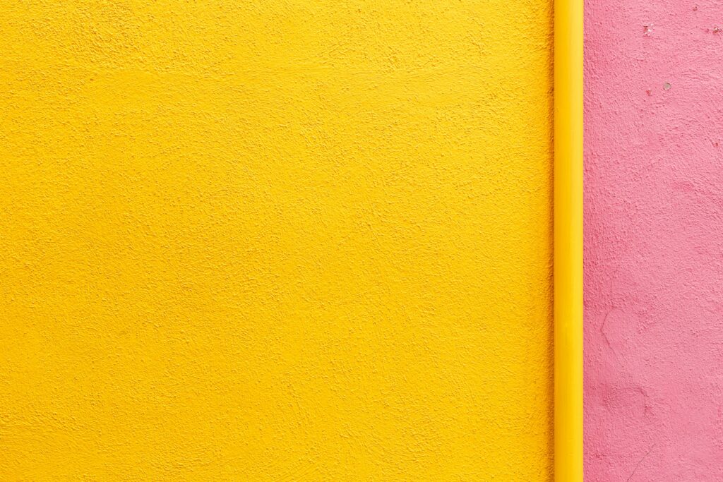 muro giallo e rosa