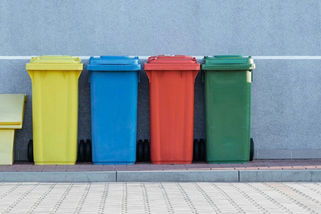 bidoni spazzatura di colori diversi
