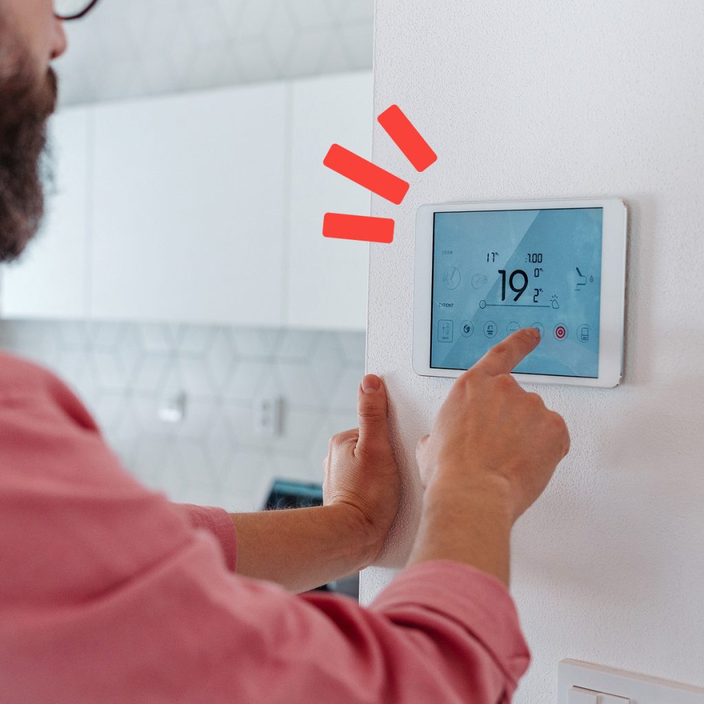 uomo davanti a un termostato