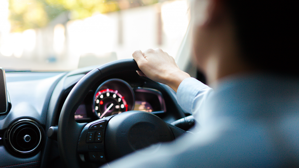 Cruscotto auto con uomo di spalle