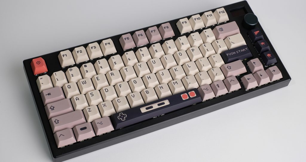 tastiera meccanica bianca, viola e nera