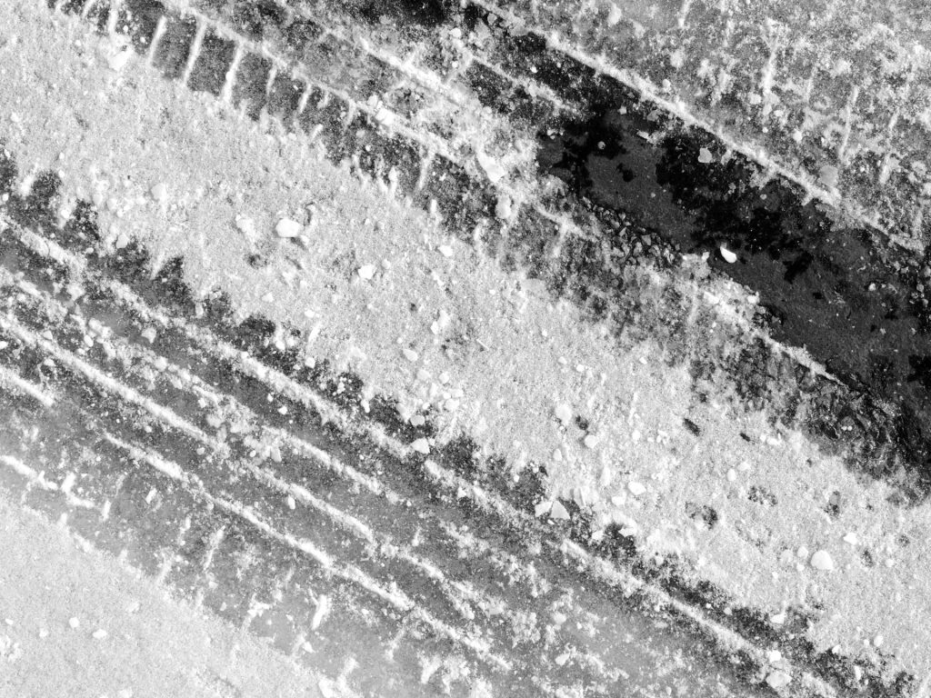 gomme auto ricorperte di neve