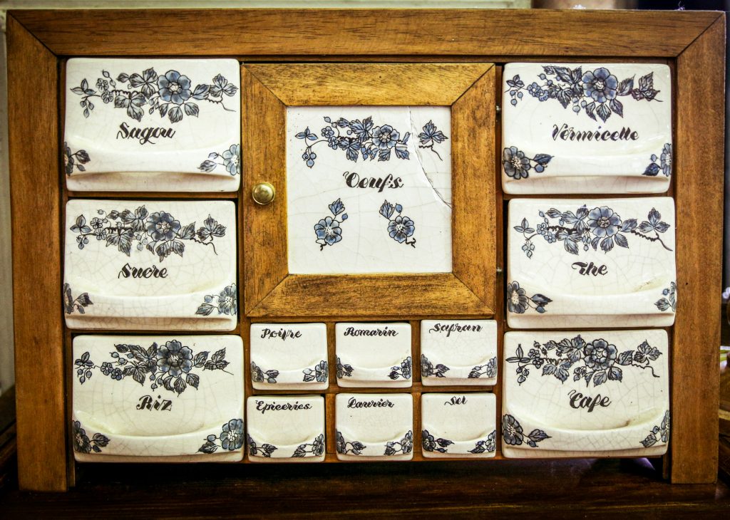 Mobiletto vintage con cassettini decorati con scritte in francese