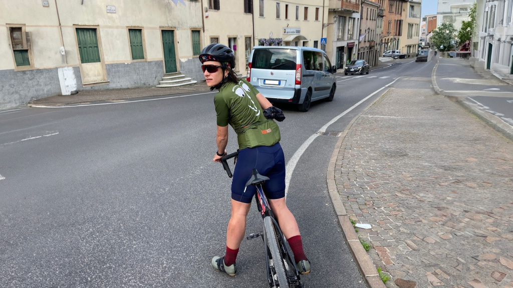 Paola in bici con casco e divisa