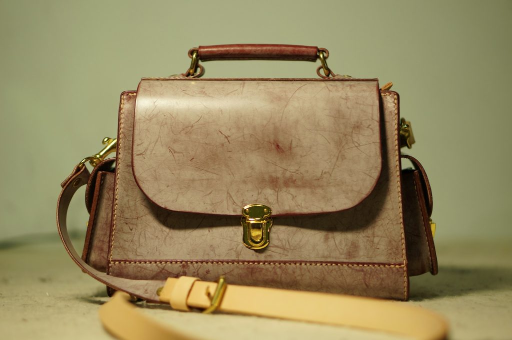 borsa marrone su tavolo