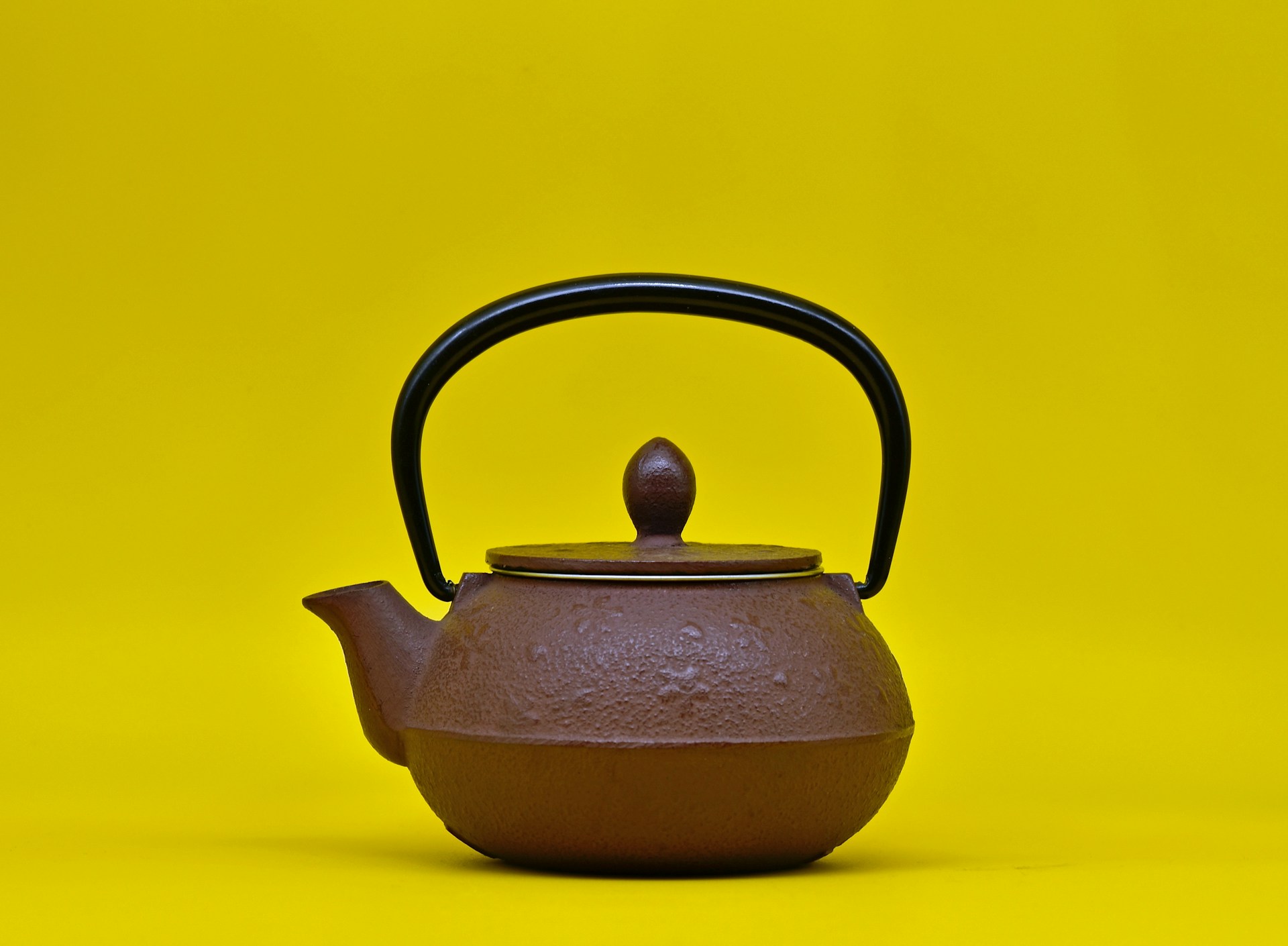 pentola artigianale su sfondo giallo