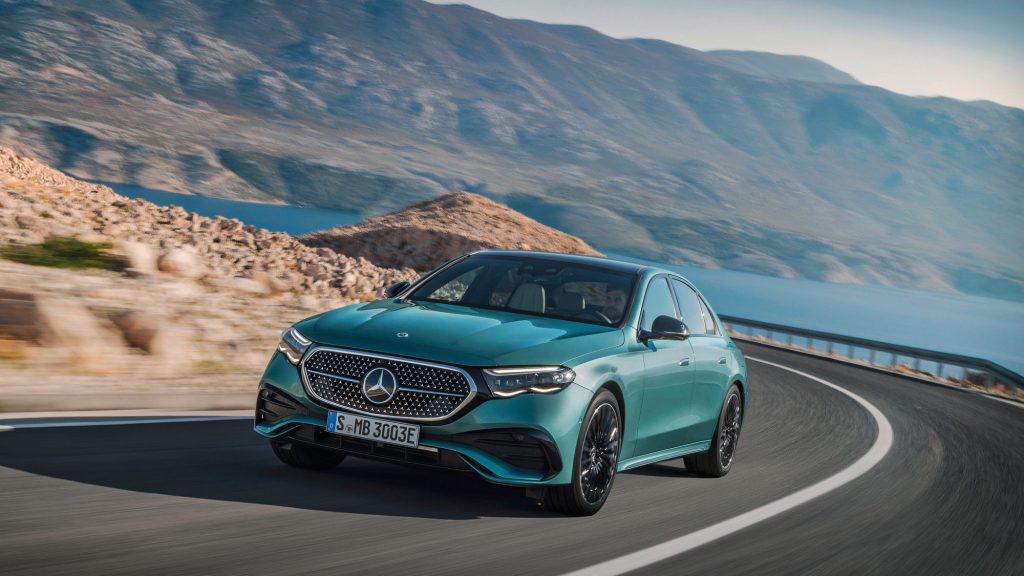 Mercedes diesel ibrida verde su strada costiera