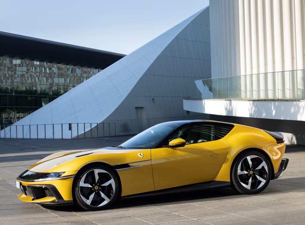 Ferrari 12Cilindri gialla di lato