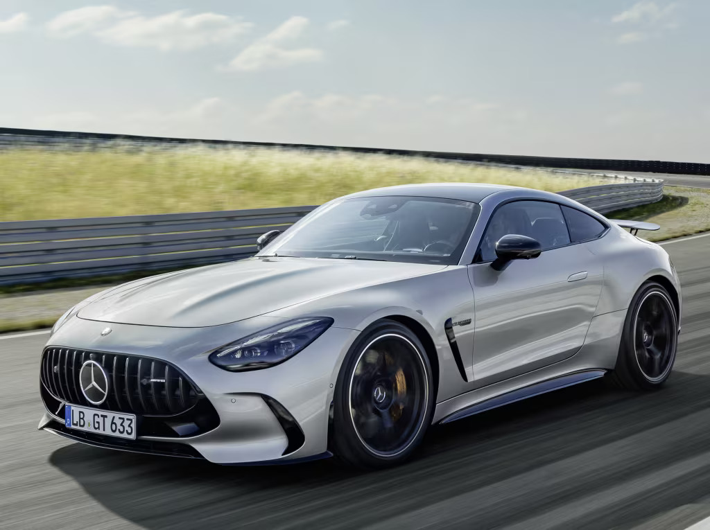 Mercedes Amg GT grigia in strada accanto a un prato