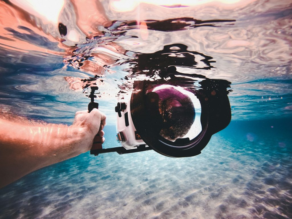 Persona in acqua con una GoPro