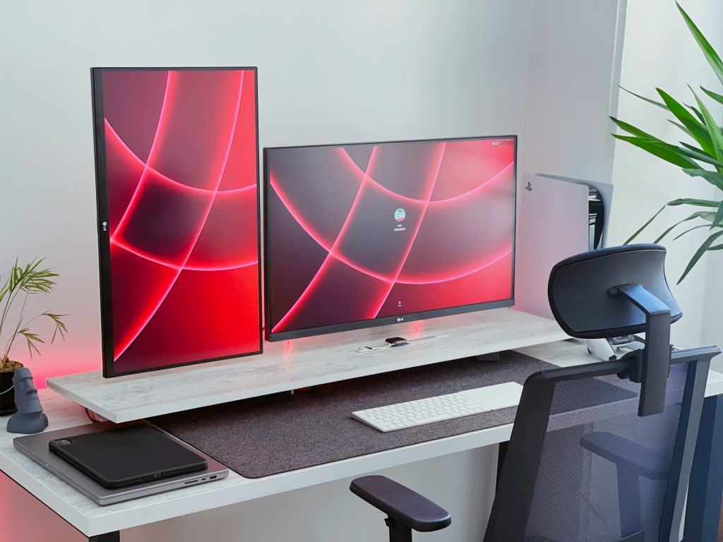 scrivania con computer fisso e due schermi 