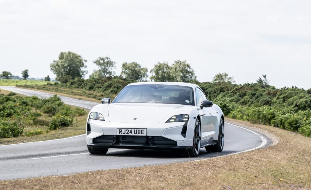 Porsche Taycan bianca