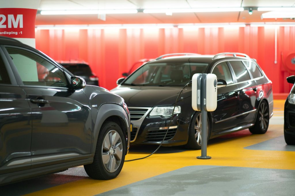 colonnina auto elettriche con auto parcheggiate