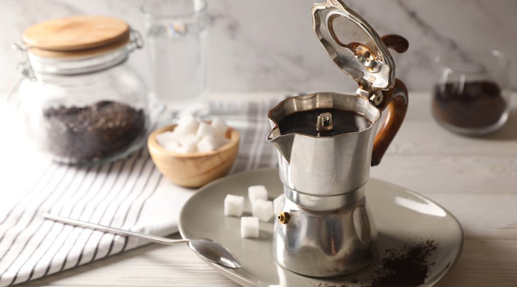 Moka da caffè con zollette di zucchero