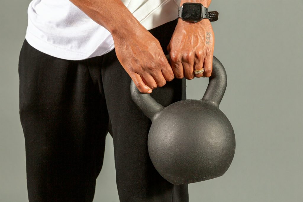 Uomo che utilizza il kettlebell