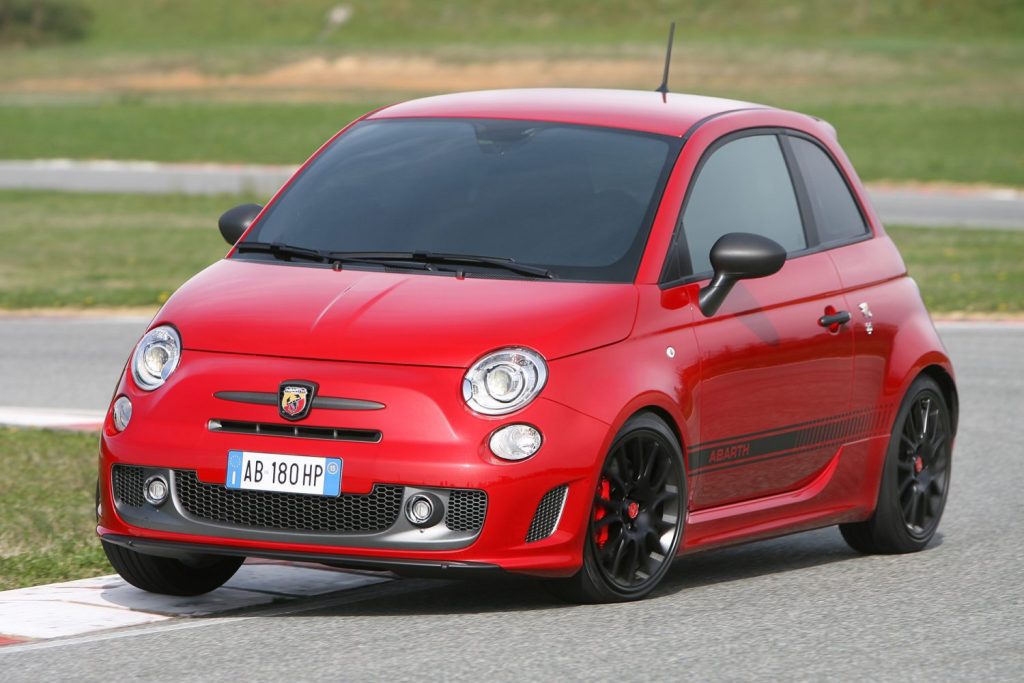 Abarth 500 rossa in strada