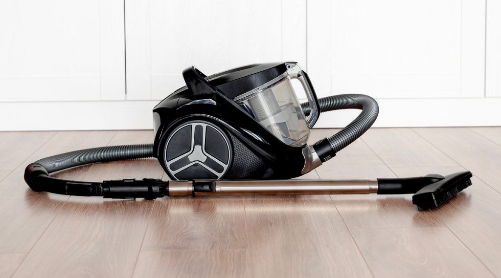 aspirapolvere a traino su parquet