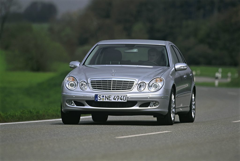 Mercedes Classe E grigia su strada