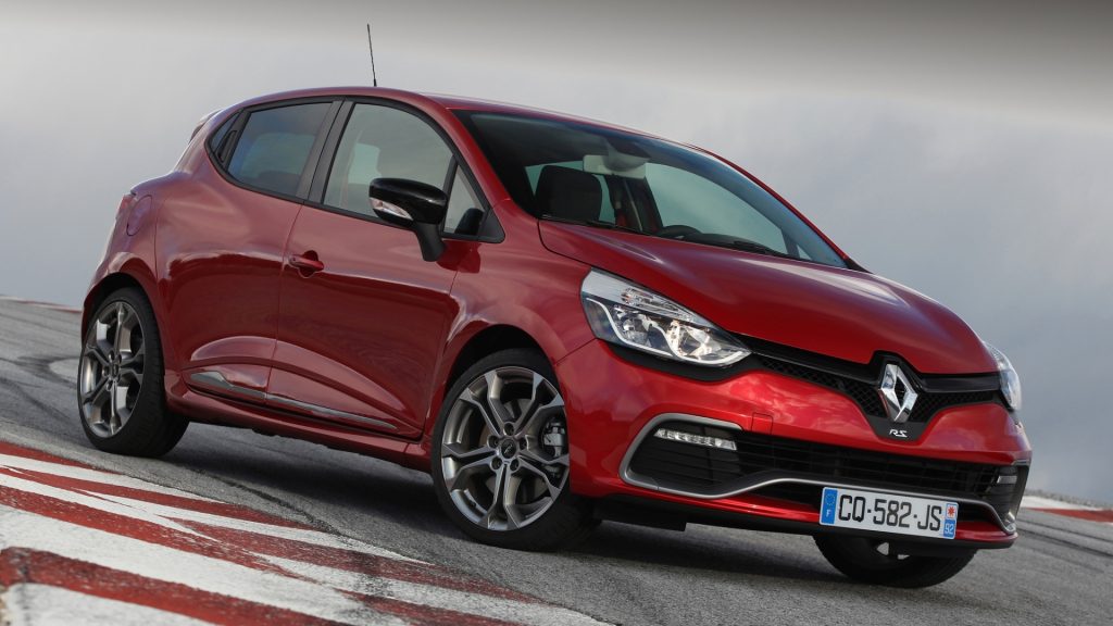 Clio RS rossa su strada