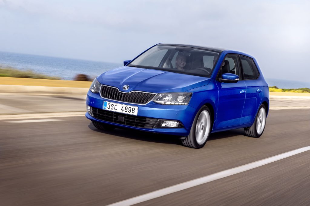 Skoda Fabia blu su strada