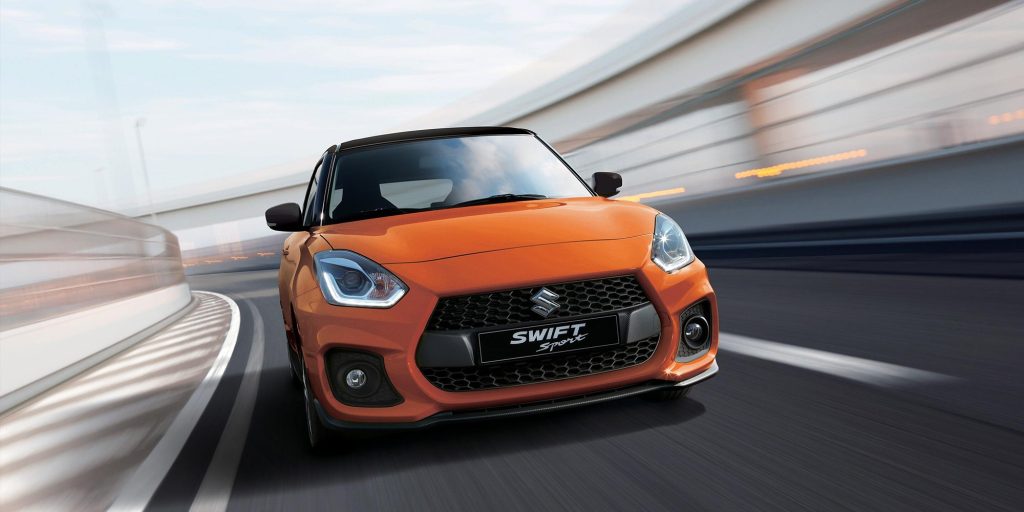 Suzuki Swift Sport arancione su strada