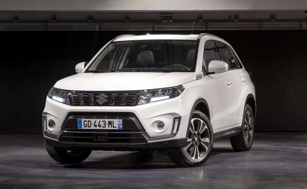Suzuki Vitara bianco su sfondo grigio