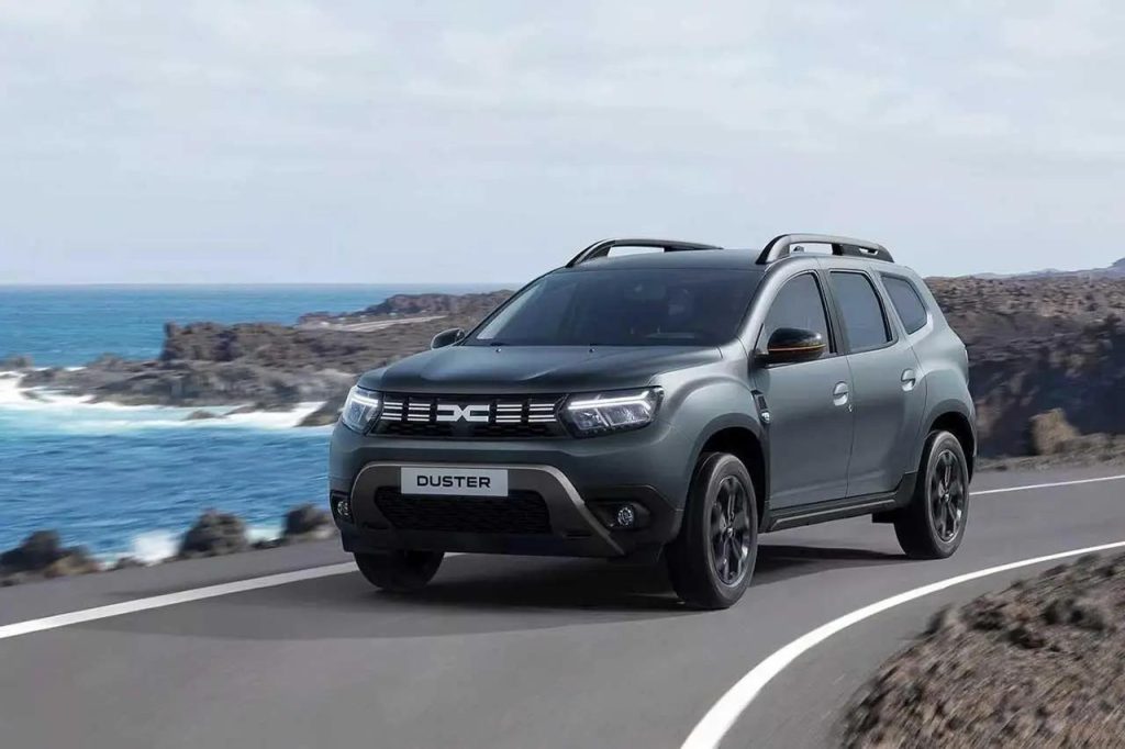 Dacia Duster grigia con mare sullo sfondo