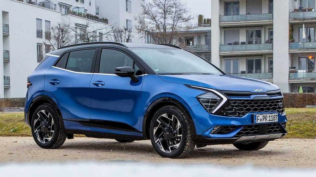 Kia Sportage blu davanti a palazzi bianchi