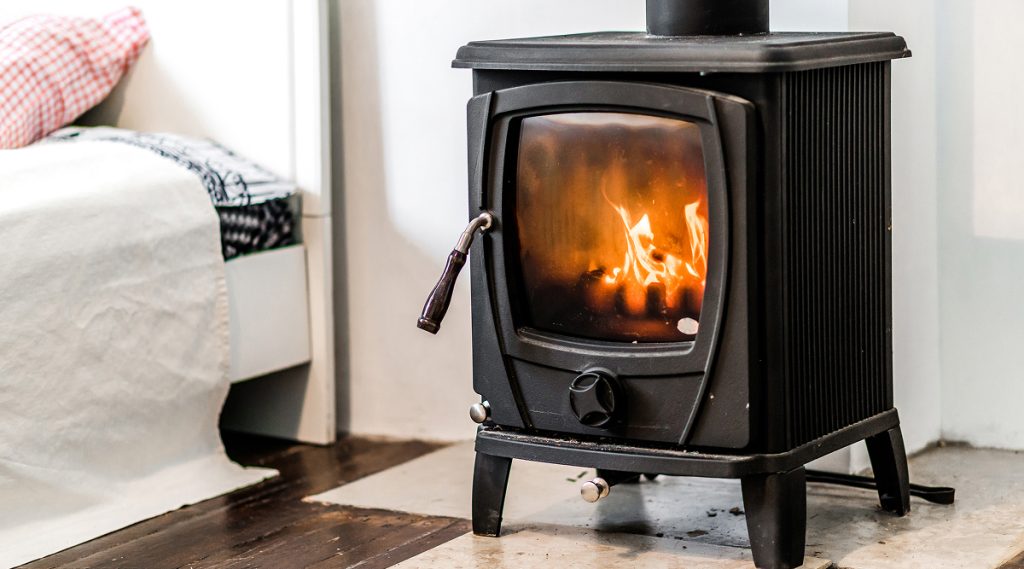 stufa a legna nera accesa