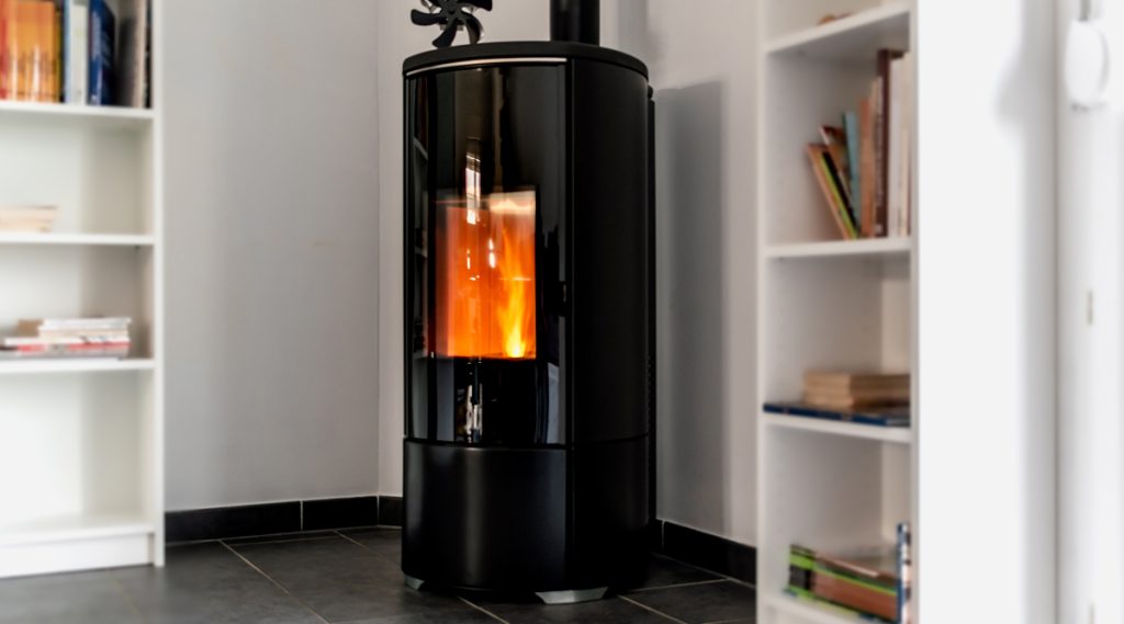 stufa a pellet nera vicino a una libreria