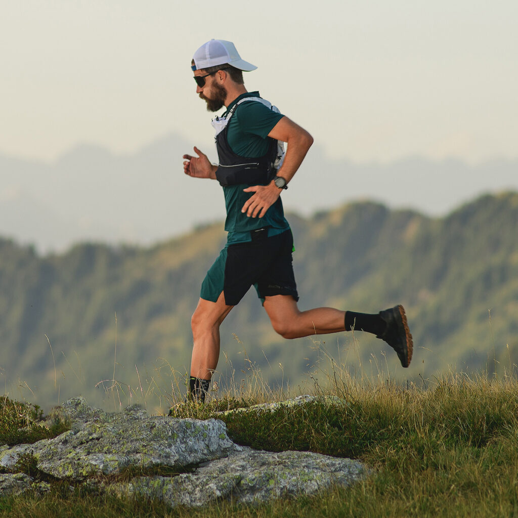 uomo con cappellino che fa trail running