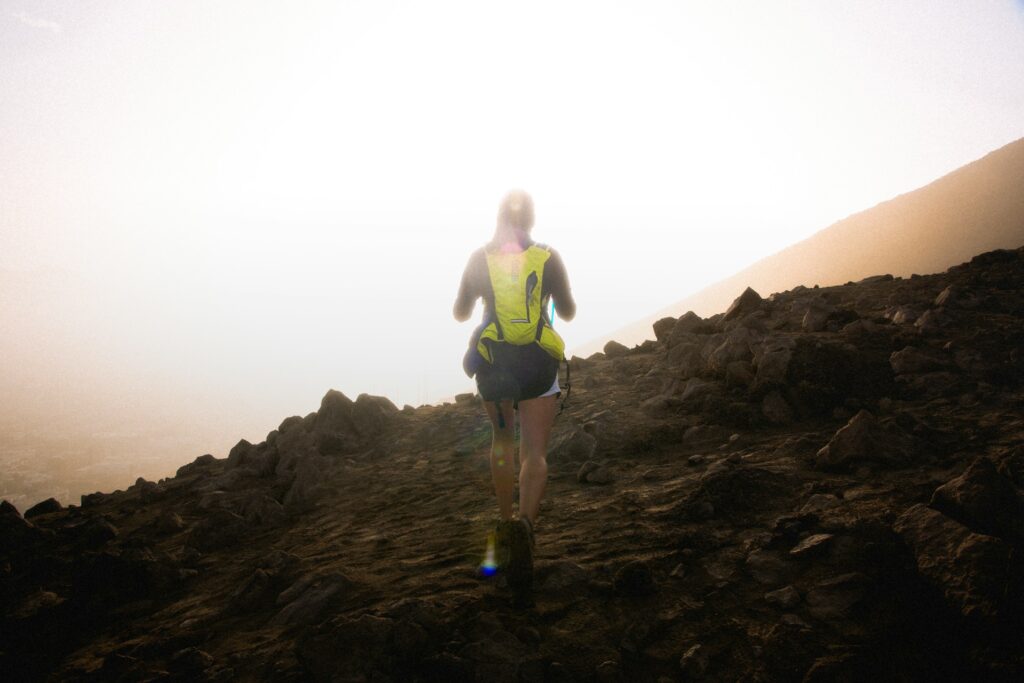 donna di spalle che fa trail running