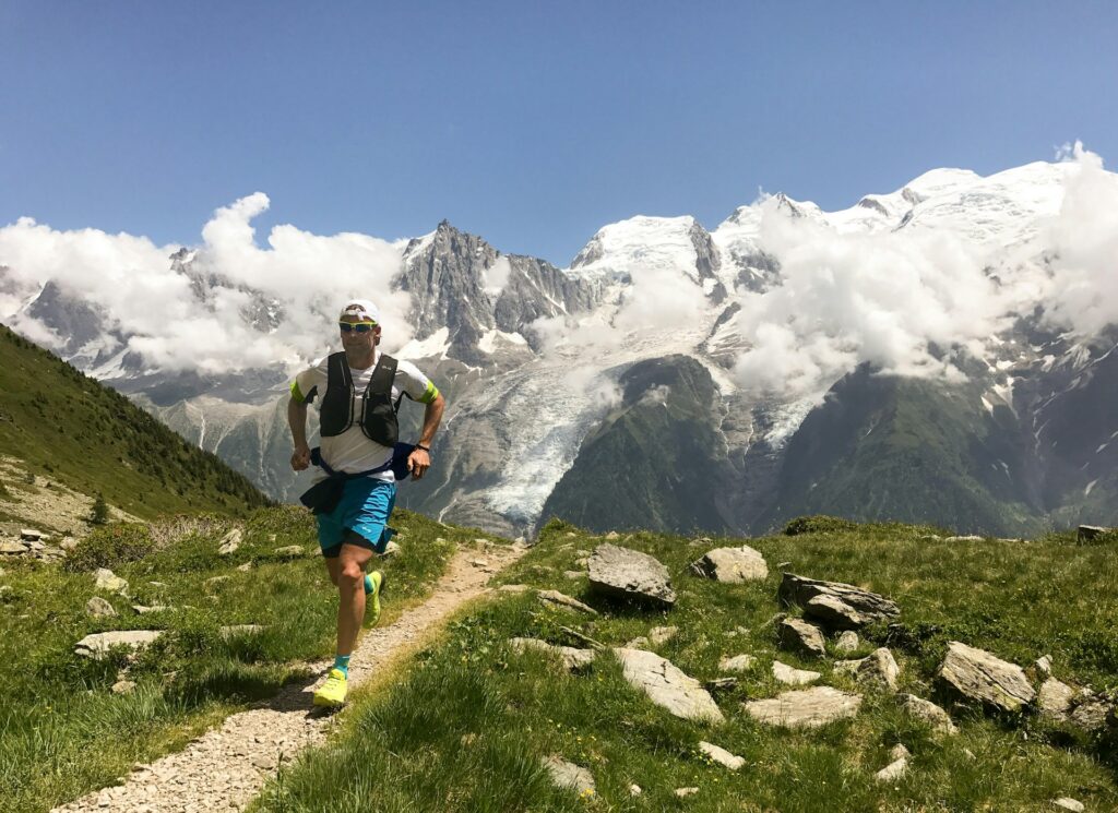 uomo che fa trail running in montagna