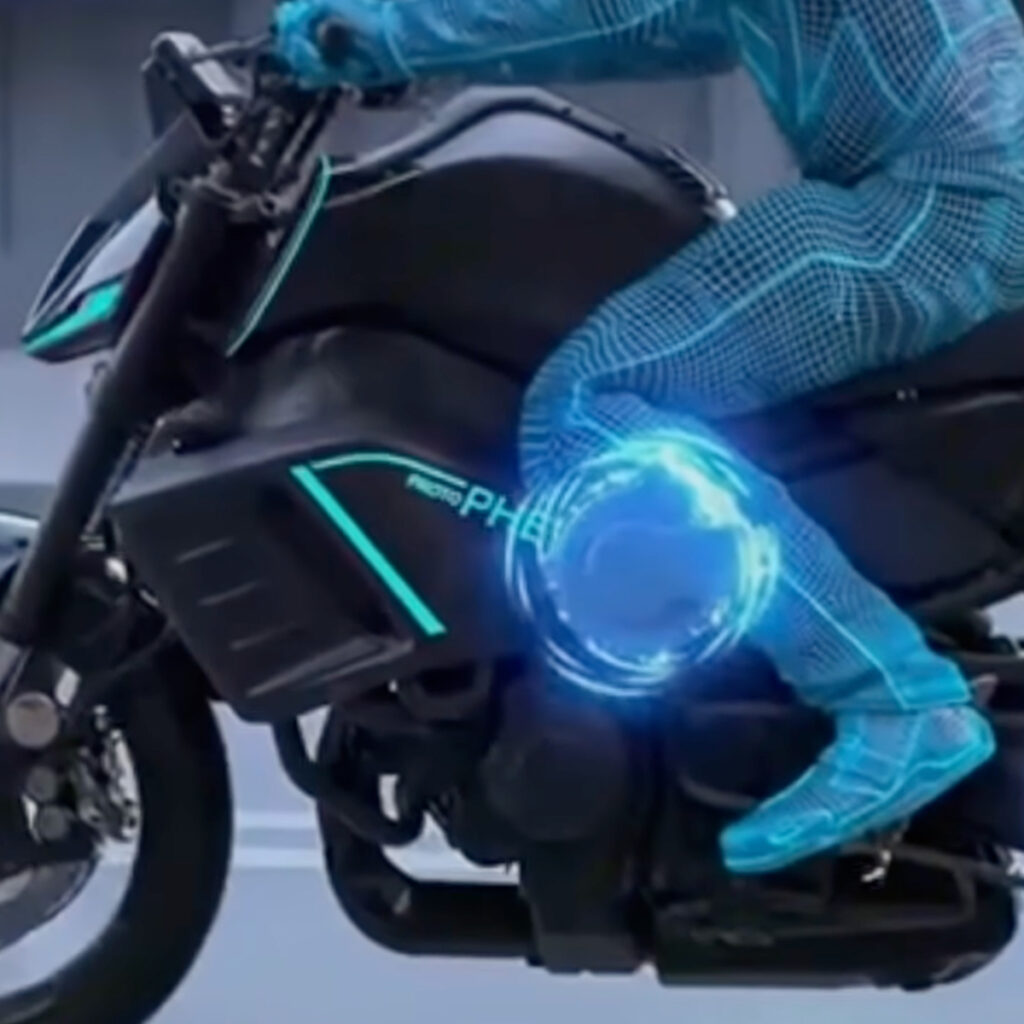 Moto ibrida raffigurata con motococlista blu energetico