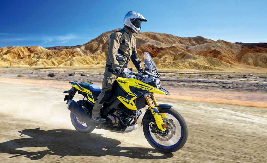 Motociclista in piedi sulla sua moto