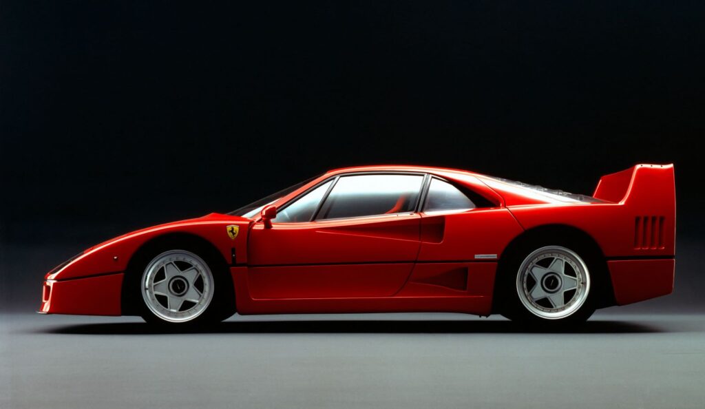 Ferrari F40 di profilo