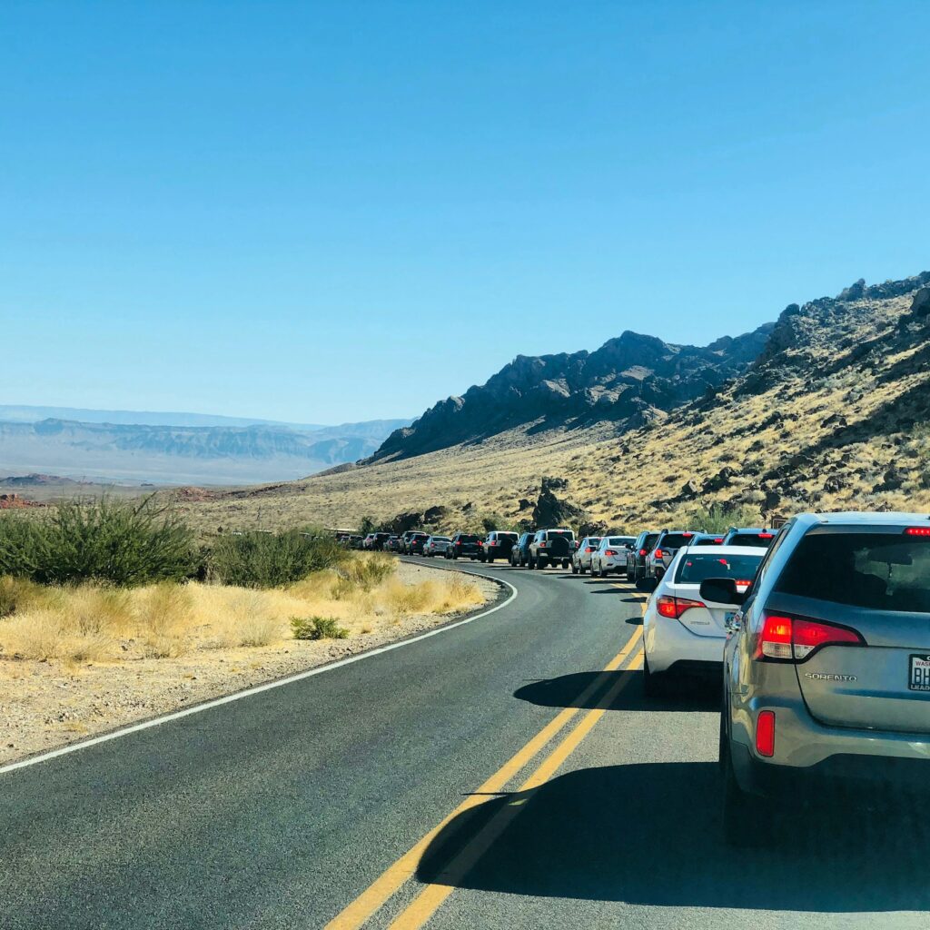 Fila di auto viste da dietro