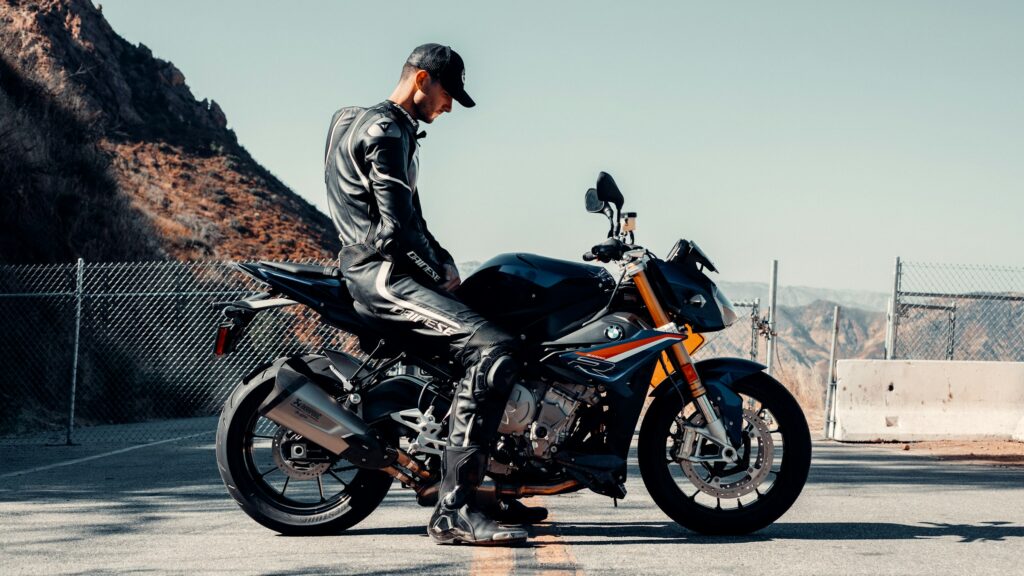 Motociclista accessoriatp seduto sulla moto