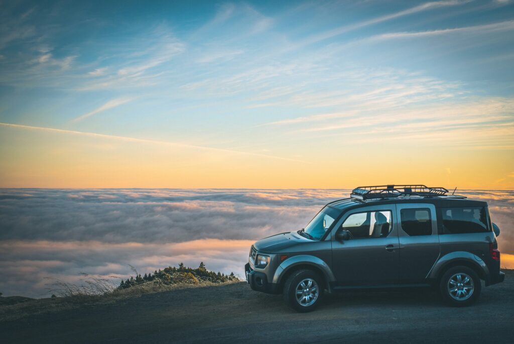 Auto posteggiata davanti a panorama