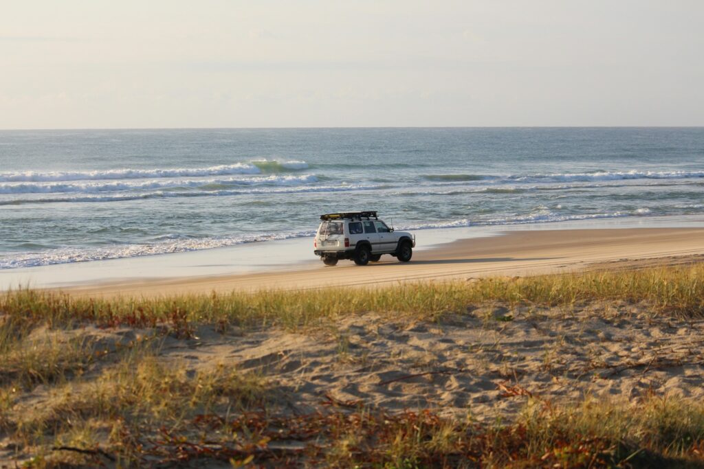Auto in riva al mare