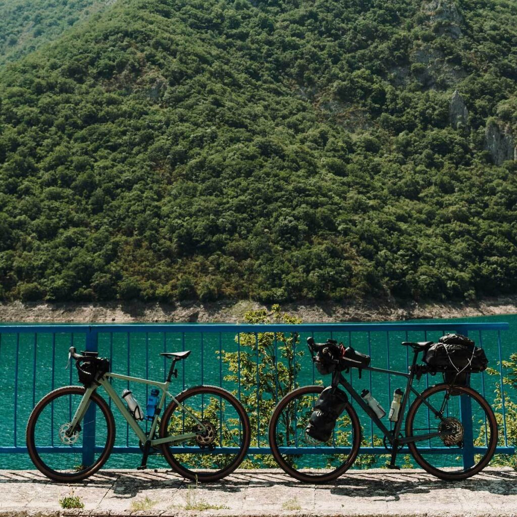 bici gravel appoggiare a una rinchiera su fiume